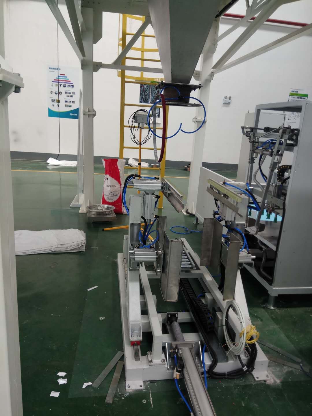 Mobile Packaging Palletizing Line In Trailer , Automatic Packaging System Customized